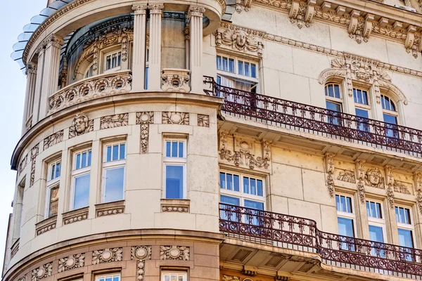 Facciata in pietra su edificio classico — Foto Stock