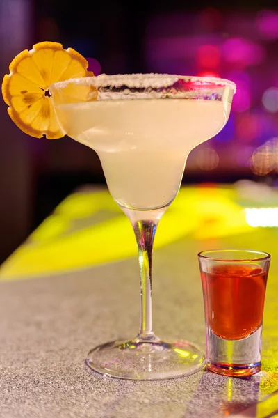 Cocktail an der Bar — Stockfoto