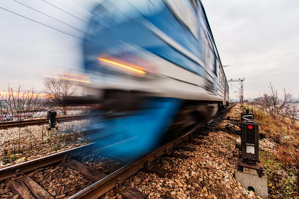 Tren en movimiento rápido —  Fotos de Stock