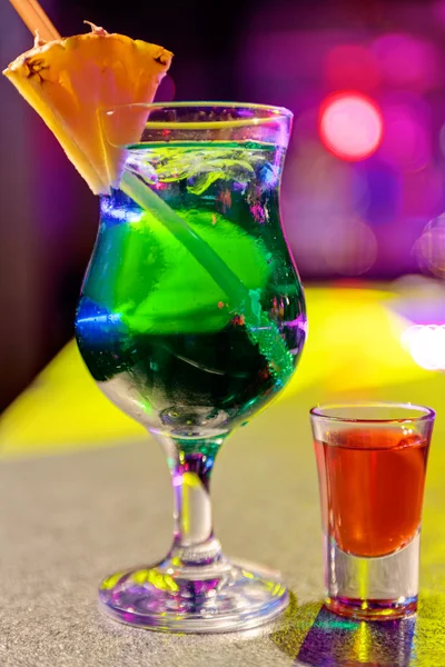 Cocktail at bar — Stock Photo, Image