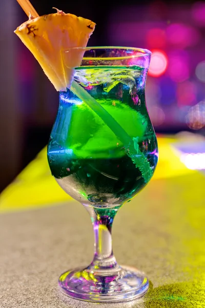 Cocktail in bar — Stockfoto