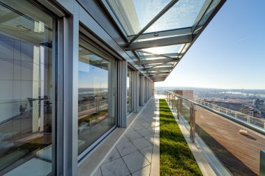 Modern binanın Teras