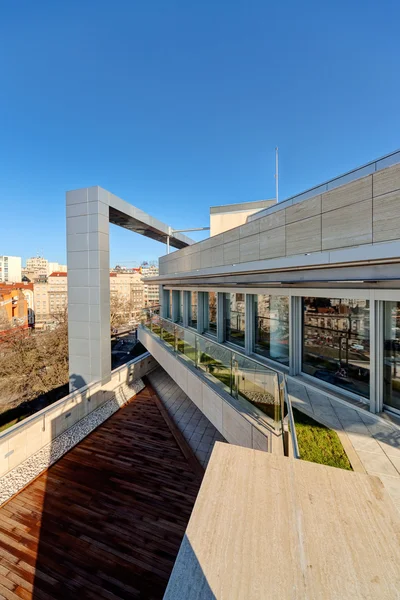 Bâtiment moderne terrasse — Photo