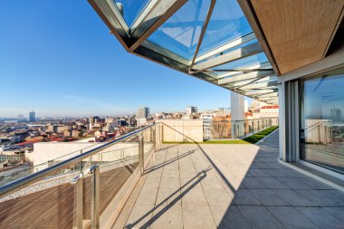 Modern binanın Teras