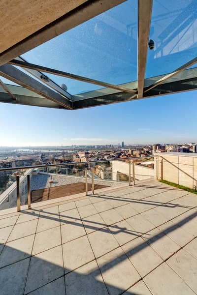 Bâtiment moderne terrasse — Photo