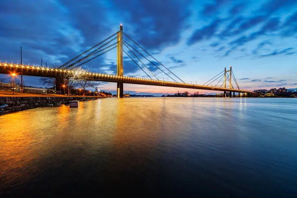 Мост ночью — стоковое фото