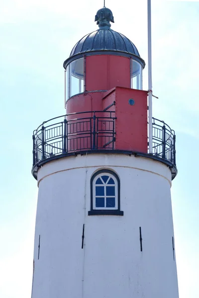 Högst Upp Fyr Mot Blå Himmel Röd Och Svart Metall — Stockfoto