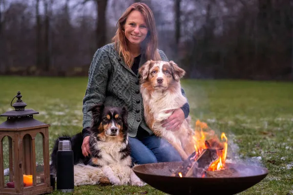 Joven Está Sentada Afuera Bosque Con Sus Dos Perros Pastor — Foto de Stock