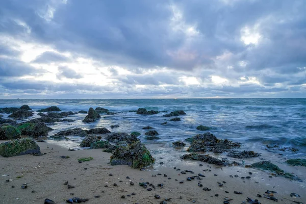 风景秀丽 海景日落时分 荷兰威斯杜宁海岸 戏剧化的天空 细腻的海藻 — 图库照片