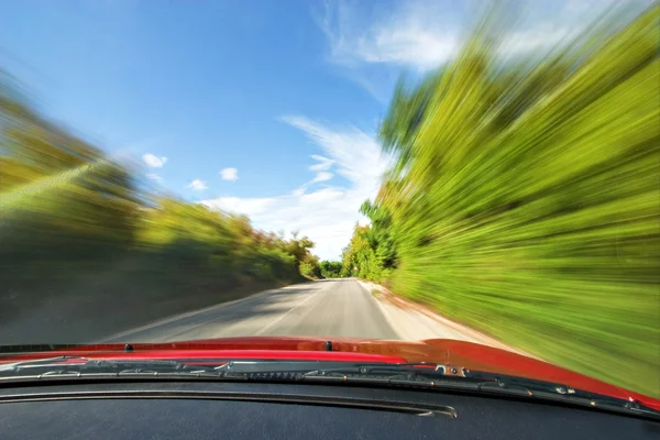 Carro esporte rápido dirigindo na natureza Freeway — Fotografia de Stock