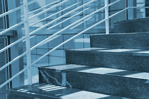 Сучасні сходи — стокове фото