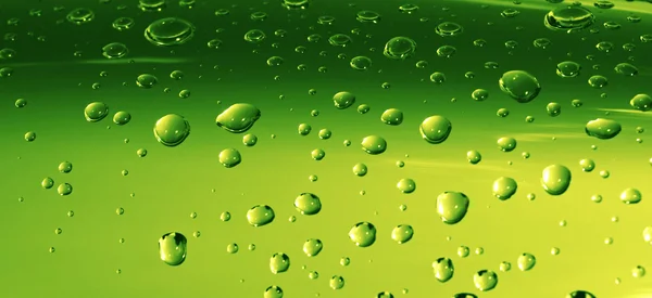 Gotas de agua en la superficie de cromo verde — Foto de Stock