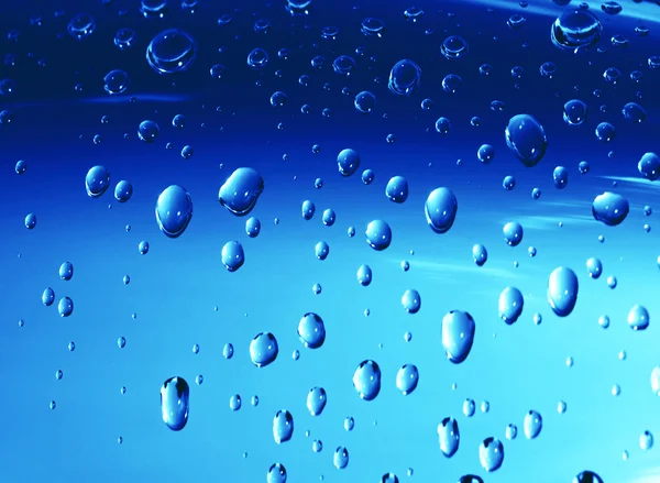 Gotas de água na superfície azul do cromo — Fotografia de Stock