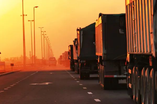 Traffico ingorgo di camion pesanti — Foto Stock