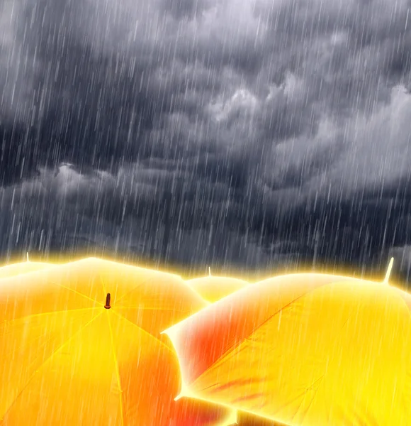 Guarda-chuvas em nuvens de tempestade chuvosa — Fotografia de Stock