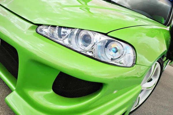 Зеленый спорткар — стоковое фото