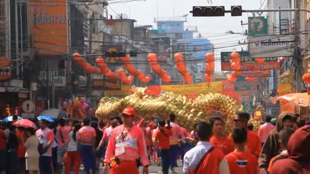 Desfile de grupo de dragón de oro espectáculo — Vídeos de Stock