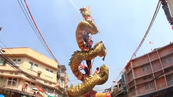 Goldene Drachenshow zum chinesischen Neujahrsfest 2014 — Stockvideo