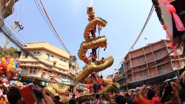 Spettacolo di draghi d'oro per le celebrazioni del capodanno cinese 2014 — Video Stock