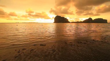 Sahilde güzel günbatımı