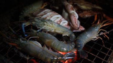 zeevruchten op vlammende grill