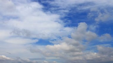 kabarık beyaz bulutlar üzerinde mavi gökyüzü