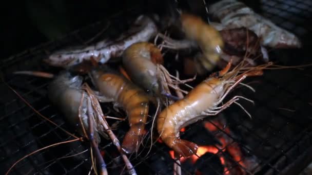 Морепродукты на горящем гриле — стоковое видео