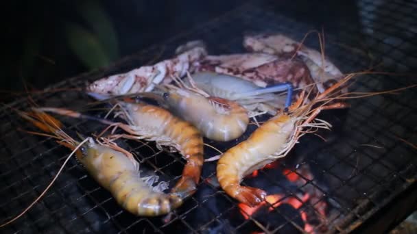 Mariscos a la parrilla en llamas — Vídeos de Stock