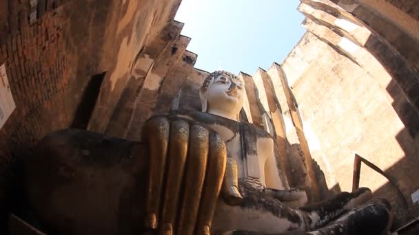 Boeddha standbeeld in sukhothai historisch park, thailand. — Stockvideo