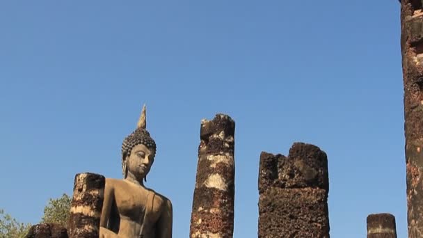 Boeddha standbeeld in sukhothai historisch park, thailand. — Stockvideo