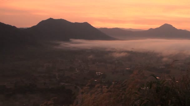 Cena da manhã com nascer do sol sobre a montanha — Vídeo de Stock