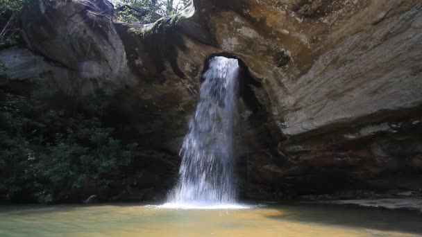 Prachtige waterval in thailand — Stockvideo