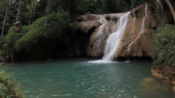 Gyönyörű vízesés, Thaiföld — Stock videók