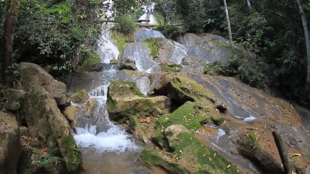 Prachtige waterval in thailand — Stockvideo