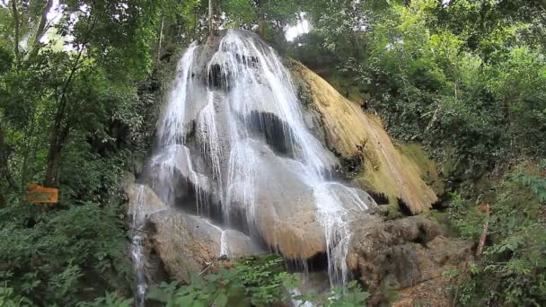 Prachtige waterval in thailand — Stockvideo