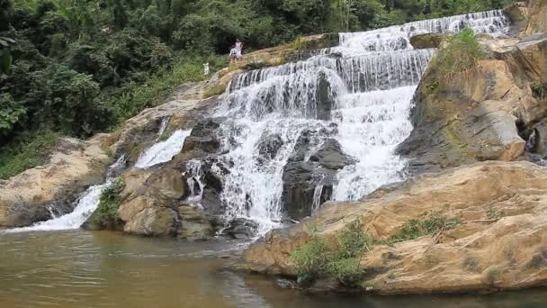 Prachtige waterval in thailand — Stockvideo