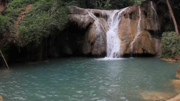 Hermosa cascada en Tailandia — Vídeos de Stock