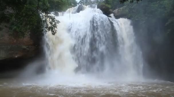 Красивый водопад в Таиланде — стоковое видео