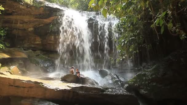 Bela cachoeira na Tailândia — Vídeo de Stock