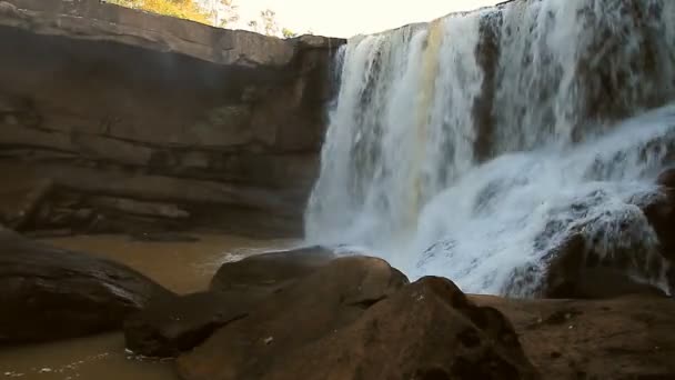 Prachtige waterval in thailand — Stockvideo