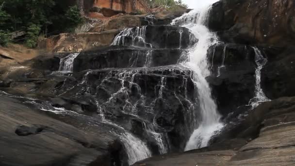 Красивый водопад в Таиланде — стоковое видео
