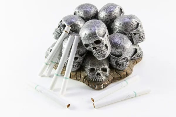 Cigarettes and skull — Stock Photo, Image