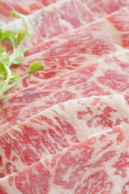 Japon usulü ızgara için çiğ et dilimi.