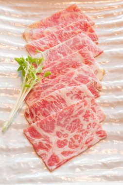 Japon usulü ızgara için çiğ et dilimi.