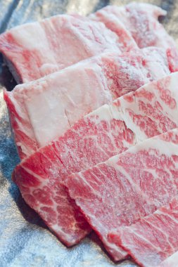 Japon usulü ızgara için çiğ et dilimi.