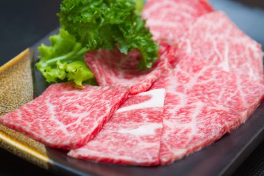 Japon usulü ızgara için çiğ et dilimi.