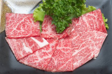 Japon usulü ızgara için çiğ et dilimi.