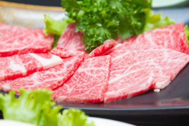 Japon usulü ızgara için çiğ et dilimi.