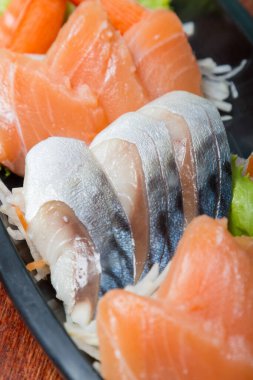 Sashimi (Japon yemeği). Tabakta dilimlenmiş çiğ deniz ürünleri.