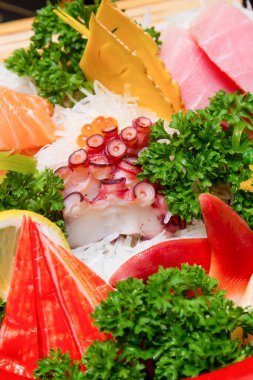 Sashimi (Japon yemeği). Bir kasede dilimlenmiş çiğ deniz ürünleri..